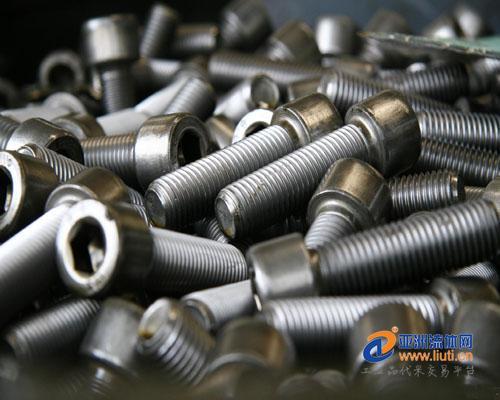 Knowledge of door and window hinge screw installation